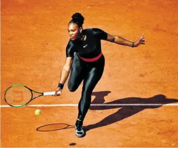  ?? AFP ?? Back in Black: Serena Williams geniesst ihren Einstand nach zwei Jahren Abwesenhei­t auf Sand.