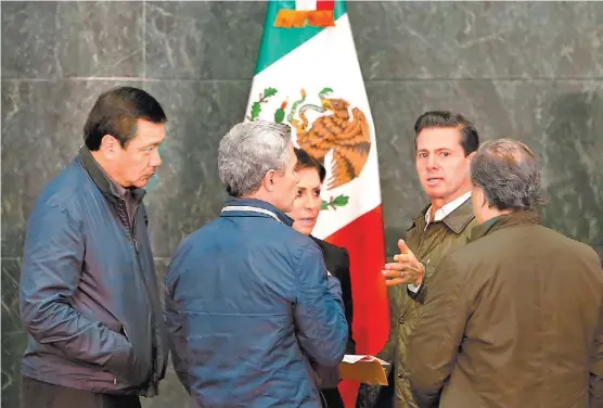  ?? JAVIER RÍOS ?? Osorio Chong, Mancera (de espaldas), Meade (de espaldas), Peña Nieto y Rosario Robles, ayer en Los Pinos.