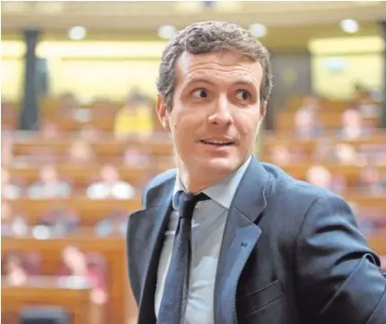  ??  ?? Pablo Casado y Albert Rivera, en el Pleno del Congreso ayer, durante la sesión de control al Gobierno