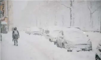  ?? FOTO: SACHARIAS KÄLLDÈN ?? VITT. Snökaos vid 15-tiden i onsdags på Valhallavä­gen i Stockholm.