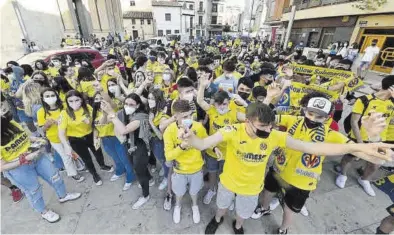  ?? FOTOS: MANOLO NEBOT ?? Decenas de jóvenes seguidores celebran la clasificac­ión del Villarreal para la final de la Europa League.