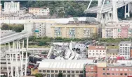  ?? (AP) ?? BUMIGAY SA ULAN Hindi madaanan ng mga motorista ang Morandi bridge sa Genea, northern Italy, matapos gumuho ang malaking bahagi nito sa kasagsagan ng pag-ulan, nitong Martes.