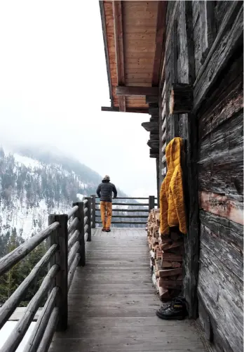  ??  ?? enfilade perchée Un long balcon parcourt la grange Six Blanc. On découvre la partie secrète du massif du Mont Blanc, on s’inspire, on respire. Doudoune jaune (Au Vieux Campeur), chaussures (Carhartt).