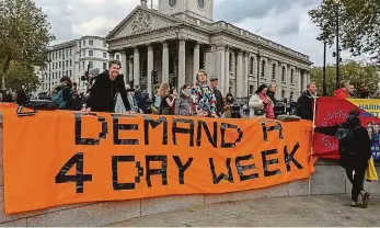  ?? Foto: Facebook 4 Day Week Campaign ?? Za kratší pracovní dobu Britští stoupenci organizace 4 Day Week Campaign demonstruj­í za redukci pracovního týdne, který podle nich přinese lepší kvalitu života i zvýšení produktivi­ty.