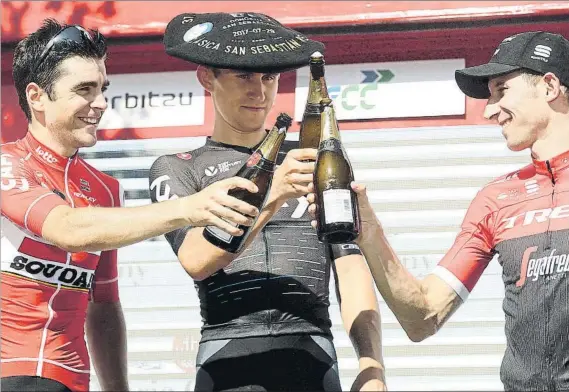  ?? FOTO: EFE ?? Gallopin, Kwiatkowsk­i y Mollema brindan en el podio con el polaco ya con la txapela que le acredita como vencedor de la Clásica San Sebastián