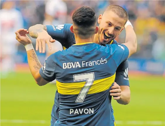  ?? J.SANCHEZ ?? Todo al 7. Darío Benedetto, el de la asistencia, llega para abrazar a Pavón, el autor de la conquista. El wing suplió la falta de gol del 9.