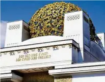  ??  ?? Das berühmte Ausstellun­gshaus der Wiener Secession mit der imposanten goldenen Blätterkug­el, die derzeit renoviert wird und ab April wieder zu bewundern ist