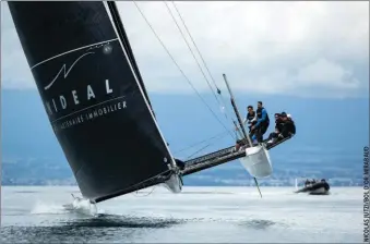  ??  ?? Le Léman est le royaume de ces libellules surtoilées montées par des marins acrobates... La Suisse a aussi généré de grands noms de la course au large, de Laurent Bourgnon à Bernard Stamm.