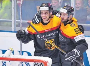  ?? FOTO: DPA ?? Frederik Tiffels (links) freut sich mit Felix Schütz über eines seiner zwei Tore in Ravensburg.