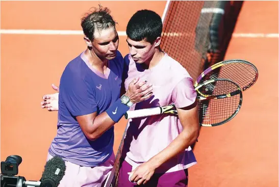  ?? REUTERS ?? Rafa Nadal saluda a Carlos Alcaraz en la red después de derrotarlo en segunda ronda del Mutua Madrid Open