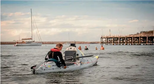  ?? ROB WRIGHT ?? Scott Donaldson leaves Coffs Harbour in New South Wales on Wednesday as he begins his second attempt at kayaking solo across the Tasman Sea.