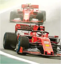  ?? AP PHOTO/NELSON ANTOINE ?? BELUM SELESAI: Dua pembalap Ferrari, Sebastian Vettel (depan) dan Charles Leclerc, akan berebut posisi ketiga klasemen pembalap menghadapi tantangan pembalap Red Bull Max Verstappen di GP Brasil dini hari nanti.