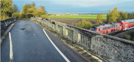  ?? FOTO: AXEL PRIES ?? Nadelöhr zwischen Obersulmet­ingen und Laupheim: die alte Brücke im Rißtal als Verbindung zwischen den Orten.