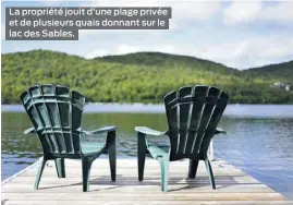  ??  ?? La propriété jouit d’une plage privée et de plusieurs quais donnant sur le lac des Sables.