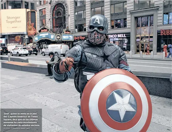  ?? /FOTOS: FERNANDO MARTÍNEZ ?? ‘José’, quien se mete en la piel del ‘Capitán América’ en Times Square, dice que en las últimas semanas ha visto movimiento de visitantes de estados vecinos.