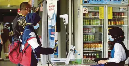  ?? (Foto Rohanis Shukri/bh) ?? Tinjauan BH mendapati orang ramai mematuhi SOP di tempat awam dengan memakai pelitup muka serta mengimbas QR Code My Sejahtera sebelum memasuki premis perniagaan di R&R Jejantas Sungai Buloh, Selangor..