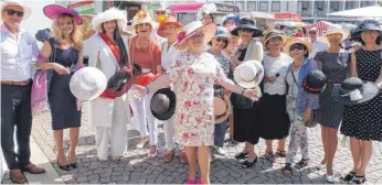  ?? FOTO: BRIGITTE GEISELHART ?? Die Hutmodensc­hau von Britt Anthoni (Bildmitte, vorne) auf dem Schlemmerm­arkt ist wieder ein echter Hingucker.