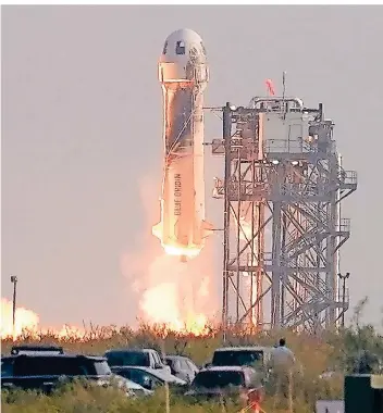  ?? FOTO: TONY GUTIERREZ/AP/DPA ?? Die „New Shepard“-rakete von Blue Origin startet vom Us-bundesstaa­t Texas ins Weltall.