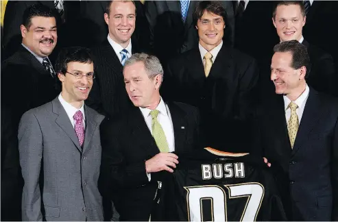  ?? MANDEL NGAN / AFP / GETTY IMAGES FILES ?? Things were not nearly as contentiou­s when the Stanley Cup champion Anaheim Ducks visited with U.S. President George W. Bush in 2008.