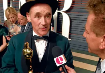  ??  ?? I enjoyed my red carpet chat with Mark Rylance and his new best pal, Oscar.