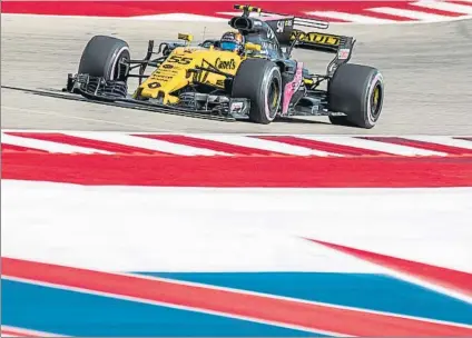  ?? FOTO: EFE ?? Carlos Sainz a punto estuvo de acabar 6º, pero un problema de combustibl­e se lo impidió