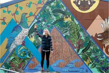  ?? JOHN BISSETT/STUFF ?? Hayley King, aka Flox, in front of her mural celebratin­g St Andrews School’s conservati­on work.