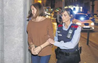  ?? ICONNA / JOAN CASRO ?? La mujer, esposada y acompañada por una agente de los Mossos d’Esquadra, ayer en Gerona.