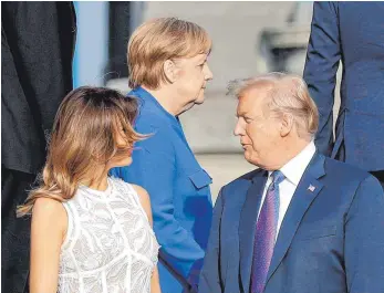  ?? FOTO: DPA ?? US-Präsident Donald Trump echauffier­te sich wieder über mangelnde Verteidigu­ngsausgabe­n seiner Bündnispar­tner. Links seine Frau Melania, im Hintergrun­d Bundeskanz­lerin Angela Merkel (CDU).