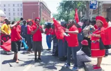  ?? Picture: Ilse de Lange. ?? ANGRY. Tshwane hawkers protest against the metro police outside the High Court in Pretoria yesterday.