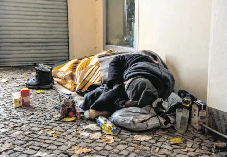  ?? FOTO: PAUL ZINKEN/DPA ?? Ein Obdachlose­r in einem Hauseingan­g: In den zurücklieg­enden Jahren hat die Zahl der Menschen ohne Zuhause zugenommen. Die Stadt Ellwangen bietet derzeit 67 Menschen Obdach.