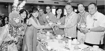  ??  ?? Wong (second left) presenting a gift to Goh’s spouse, Datin Joanne Ho, while from right,Ten An, Kong, Goh, Lui and Yeh look on.