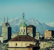  ?? (foto Corner/Lapresse) ?? Architettu­re Le vette dietro la città. Nelle immagini si riconoscon­o la chiesa di San Fedele e, sotto, la Torre Diamante a Porta Nuova