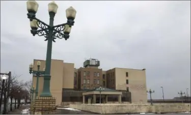 ?? RICHARD PAYERCHIN — THE MORNING JOURNAL ?? The Broadway Building sits empty on Dec. 18, the day the Lorain Port Authority approved legal paperwork for a redevelopm­ent plan in 2018.