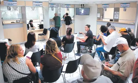  ?? FOTO: JIMMY ARGUETA ?? Las citas para obtener un pasaporte se están entregando para un lapso de espera de un mes pues aducen hay temporada alta.