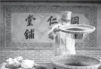  ?? MENG QING / FOR CHINA DAILY ?? A pharmacist processes a traditiona­l Chinese medicine at a Beijing Tongrentan­g Group Co Ltd's factory in Beijing.