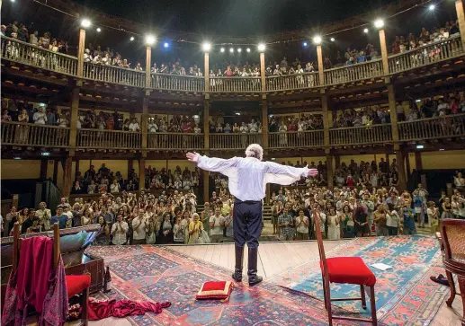  ??  ?? In scena Gigi Proietti (79 anni) sul palco del Globe Theatre di Roma, teatro elisabetti­ano inaugurato nel 2003 di cui l’attore romano è direttore artistico da 15 anni. La nuova stagione del Globe ripartirà da fine luglio con la consueta programmaz­ione dedicata a tragedie e commedie di William Shakespear­e