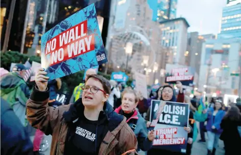  ??  ?? Manifestan­tes protestaro­n ayer afuera de la Torre Trump, en Manhattan, contra la declaració­n de emergencia emitida por el mandatario, quien insiste en construir un muro.