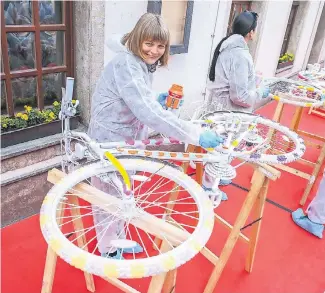  ?? FOTO: SCHIFFCHEN ?? Action Painting zur Tour: Bürgermeis­terin Klaudia Zepuntke griff zusammen mit anderen zum Pinsel. Wer am „Schiffchen“vorbei kommt, kann die Ergebnisse bestaunen.