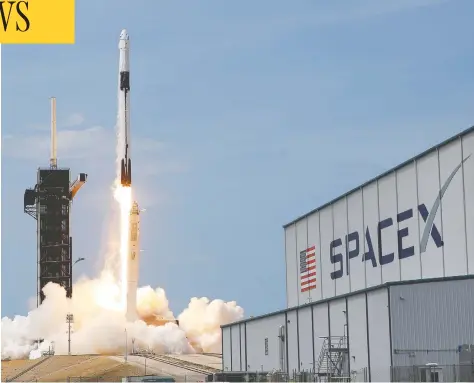  ?? JOE SKIPPER / REUTERS ?? A Spacex Falcon 9 rocket carrying NASA astronauts Douglas Hurley and Robert Behnken lifts off from NASA’S Kennedy Space Center in
Cape Canaveral, Fla., on Saturday, ending Western dependence on Russian co-operation for access to orbit.