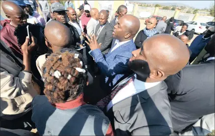  ?? PICTURES: BONGANI SHILUBANE/AFRICAN NEWS AGENCY (ANA) ?? DISSATISFI­ED: A group of residents confront Tshwane mayor Solly Msimanga outside a community centre in Ga-Rankuwa to complain about lack of service delivery in their area.