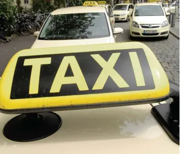  ?? Foto: Marcus Merk ?? Wer nachts vom Donauwörth­er Bahnhof mit einem öffentlich­en Verkehrsmi­ttel nach Hause kommen möchte, wartet auch in Zukunft vergebens. Ein Sammeltaxi wird nicht eingericht­et.