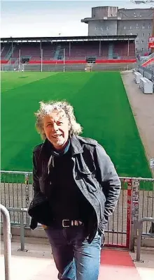  ?? FOTO: PRIVAT ?? Klaus Spieldenne­r im Hamburger Millerntor-Stadion bei der Recherche für einen Roman zum FC St. Pauli.