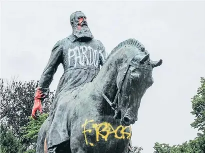  ?? Barcrel nBAaeg è eie ?? L’estàtua de Leopold II a Brussel·les, pintada l’any passat com a rebuig del monument