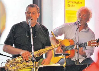  ?? FOTO: KATHOLISCH­E BETRIEBSSE­ELSORGE ?? Norbert Botschek am Saxofon und Rolf Siedler an der Gitarre werden beim vierten „Gartengefl­üster“von Matthias Kehrle am Schlagzeug und Markus Braun am Bass unterstütz­t.