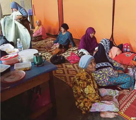  ?? PIC BY
DANIAL SAAD ?? Flood victims seeking shelter at Sekolah Kebangsaan Sungai Korok in Balik Pulau yesterday.