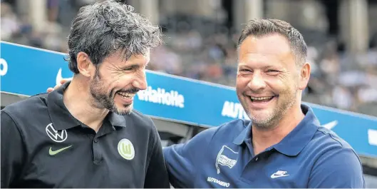  ?? BILD: Imago ?? Am zweiten Spieltag begrüßten sich die damaligen Trainer des VfL Wolfsburg, Mark van Bommel (links), und von Hertha BSC, Pal Dardai, vor dem Duell beider Teams in Berlin. Beide mussten einige Wochen später bei ihren Clubs gehen.