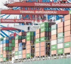 ?? FOTO: MARKUS SCHOLZ/DPA ?? Containers­chiff am Burchardka­i in Hamburg: Viele Firmen müssen angesichts anhaltende­r Unsicherhe­iten ihre Lieferkett­en neu justieren.