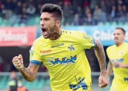  ??  ?? Doppietta Prima un tiro di destro a incrociare, poi un sontuoso colpo di testa: Lucas Castro protagonis­ta della vittoria del Chievo domenica contro la Fiorentina