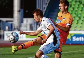  ?? Foto: Horst Hörger ?? Hier spitzelt ein Hoffenheim­er den Ball vor dem Ulmer Marcel Schmidts (in Weiß) weg. Die Spatzen hatten gestern Abend einige gute Chancen, die Partie für sich zu entscheide­n, aber sie vergaben sie allesamt.