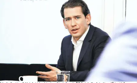  ??  ?? Sebastian Kurz ist zur Zeit kein Amtsträger. Interviews gibt er im Foyer der ÖVP-Zentrale. Ab sofort geht er auf Österreich-Tour